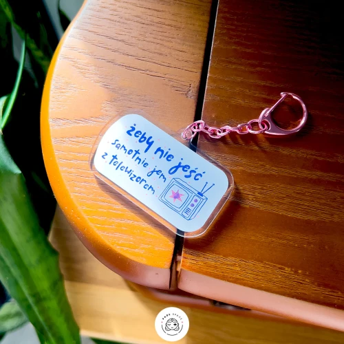 Żeby nie jeść samotnie jem z telewizorem